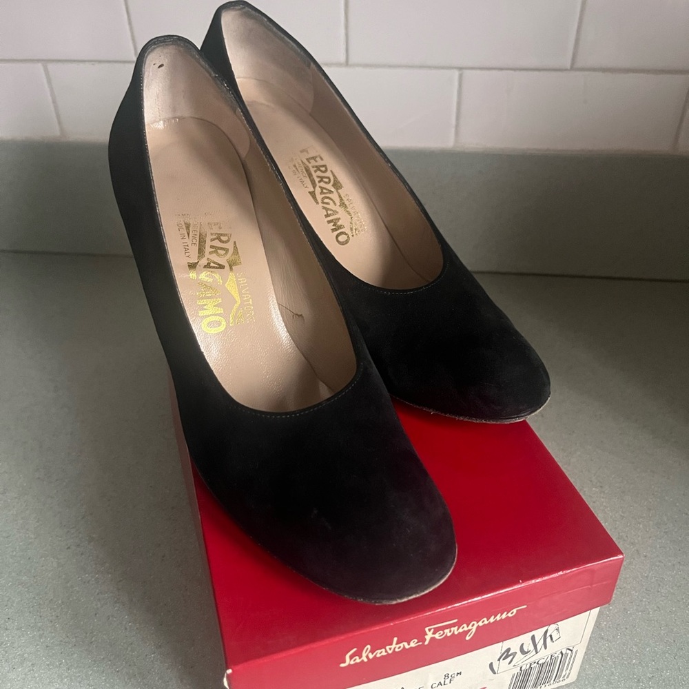 Salvatore Ferragamo vintage Sz 8 B  Black Suede  block Heels